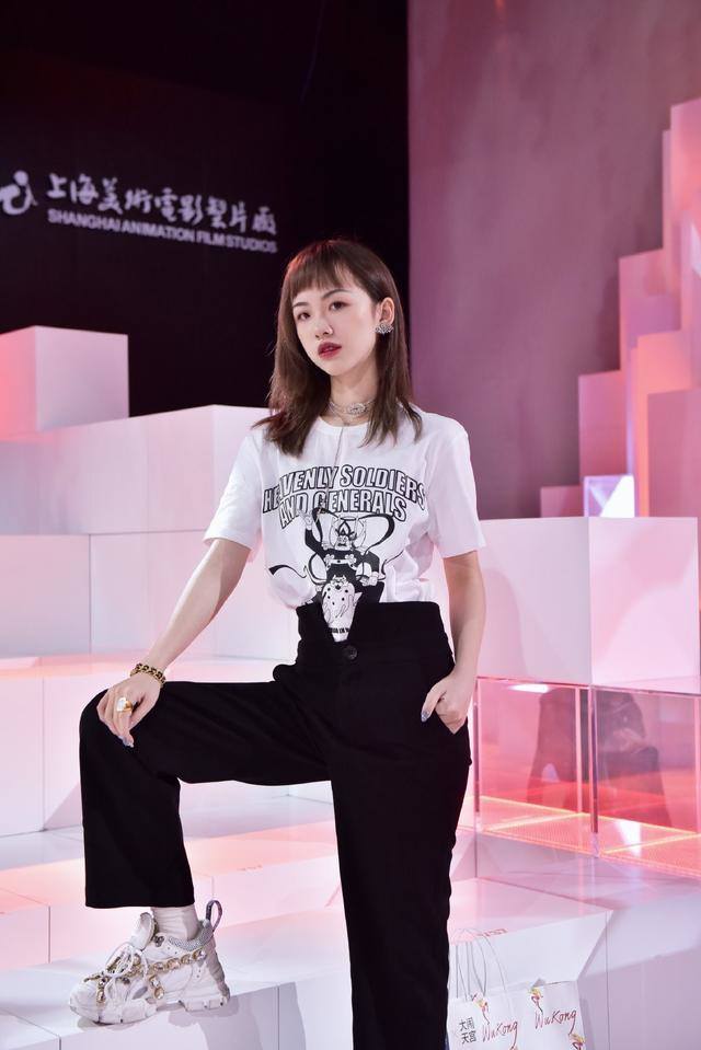 网红阿沁真的太会穿了！小个子女生学她这样穿轻松变身时尚潮人！