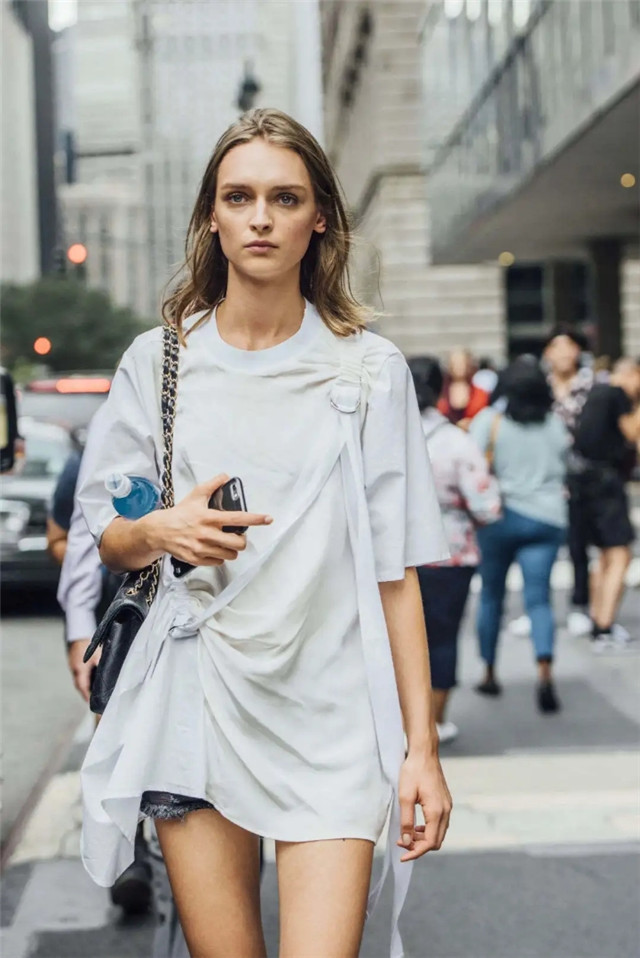 夏天怎么穿更出众？配色太关键！上浅下深，上长下短，时髦又显瘦