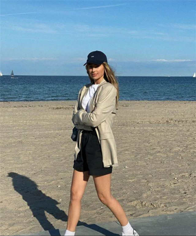 夏天怎么穿更出众？配色太关键！上浅下深，上长下短，时髦又显瘦