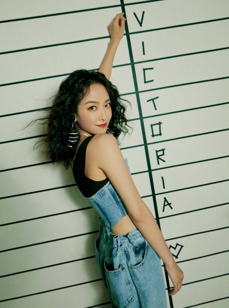 宋茜腰太细用夹子防裤子掉落，瘦成这样还能有S曲线