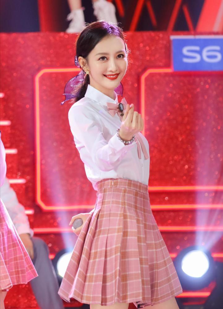 王鸥蓝色西装配百褶裙清新十足，扮起嫩来一点都不违和