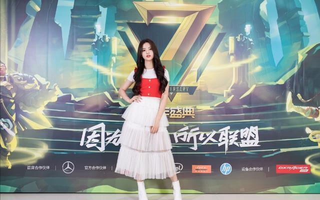 杨超越五官精致犹如精灵,穿搭风格潮流又好看