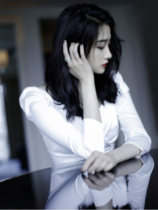 关晓彤最新的成熟风搭配这么好看!简单的色彩美到让人心动