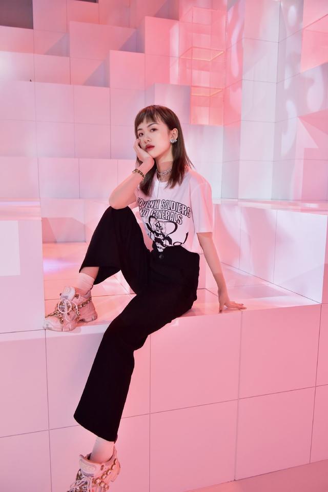 网红阿沁真的太会穿了！小个子女生学她这样穿轻松变身时尚潮人！