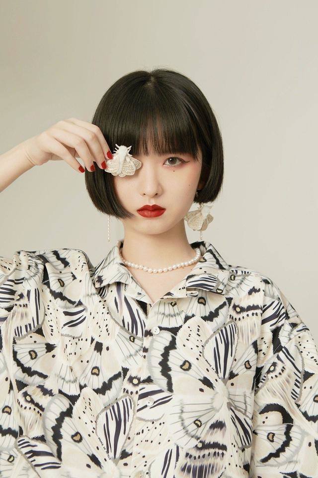 白衬衫穿上太单调?试试“印花衬衫”,复古时尚还有气质