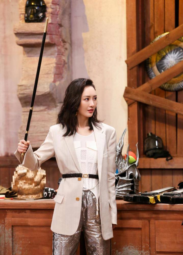 王鸥蓝色西装配百褶裙清新十足，扮起嫩来一点都不违和