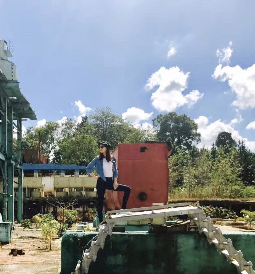 李亚鹏女友晒旧照,一头长发配高挑身高女神范满满