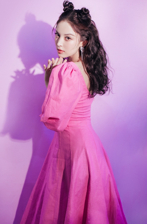 娜扎穿公主裙本以为会显甜美,肚腩却意外撑出裙子