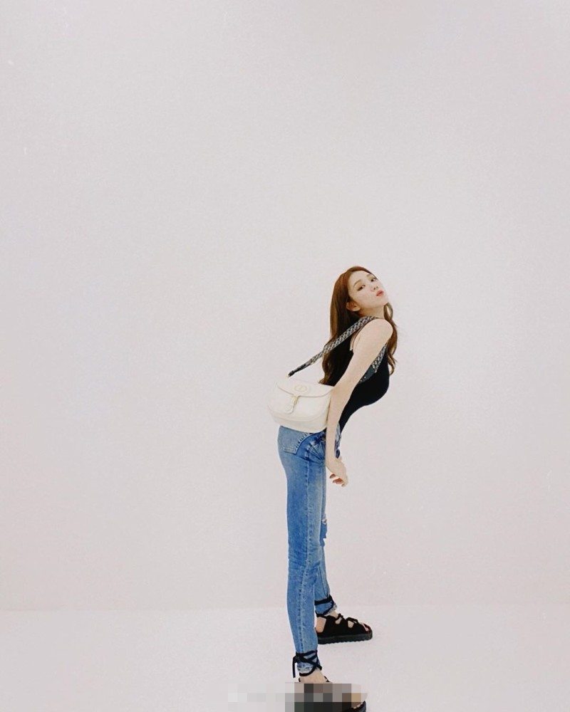 李圣经分享最新日常穿搭牛仔裤配黑吊带大长腿显露无疑
