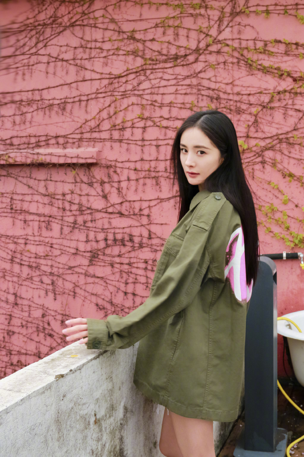 杨幂工装甜酷造型写真图片