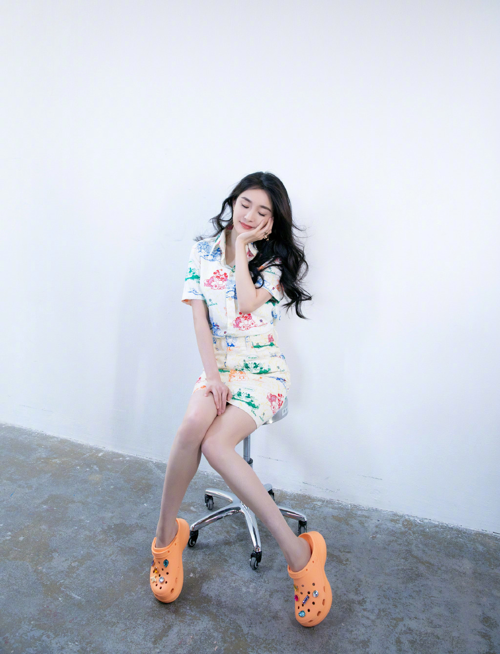 杨幂穿卡通印花裙性感时尚风格写真图片