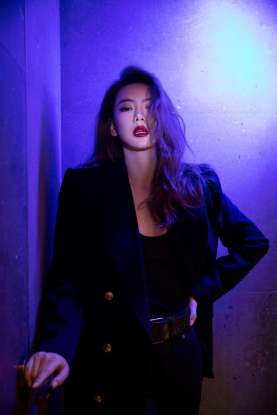 成熟女人三套必备穿搭!学戚薇就对了,直角肩搭配尽显气场