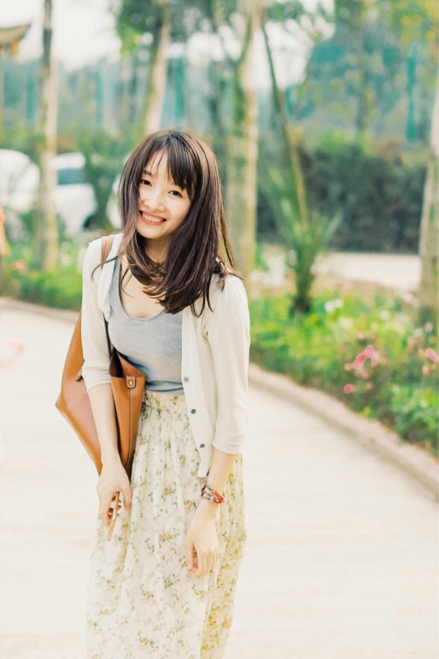 碎花半身裙配什么上衣，这样搭配让你上镜又抢眼