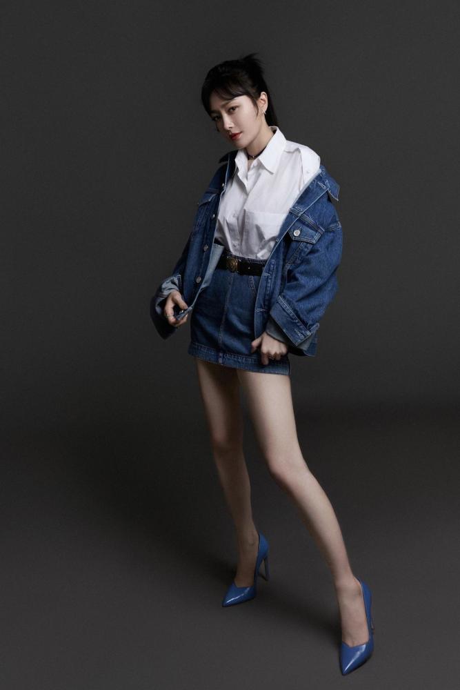 秦岚夏季私服牛仔套装搭白色衬衫清纯洋气，谁穿谁好看