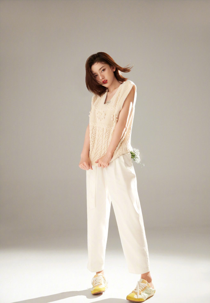 宋祖儿穿白底印花茧型裙配粉色丝袜，优雅变身复古女郎