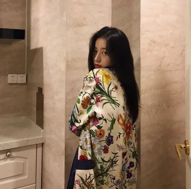 如果你觉得自己穿T恤显胖,不如试试这件衣服,不仅藏肉还洋气