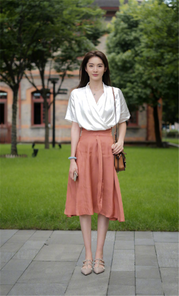 国内街拍：今年流行“短上衣搭配半身裙”，时髦显高又洋气！