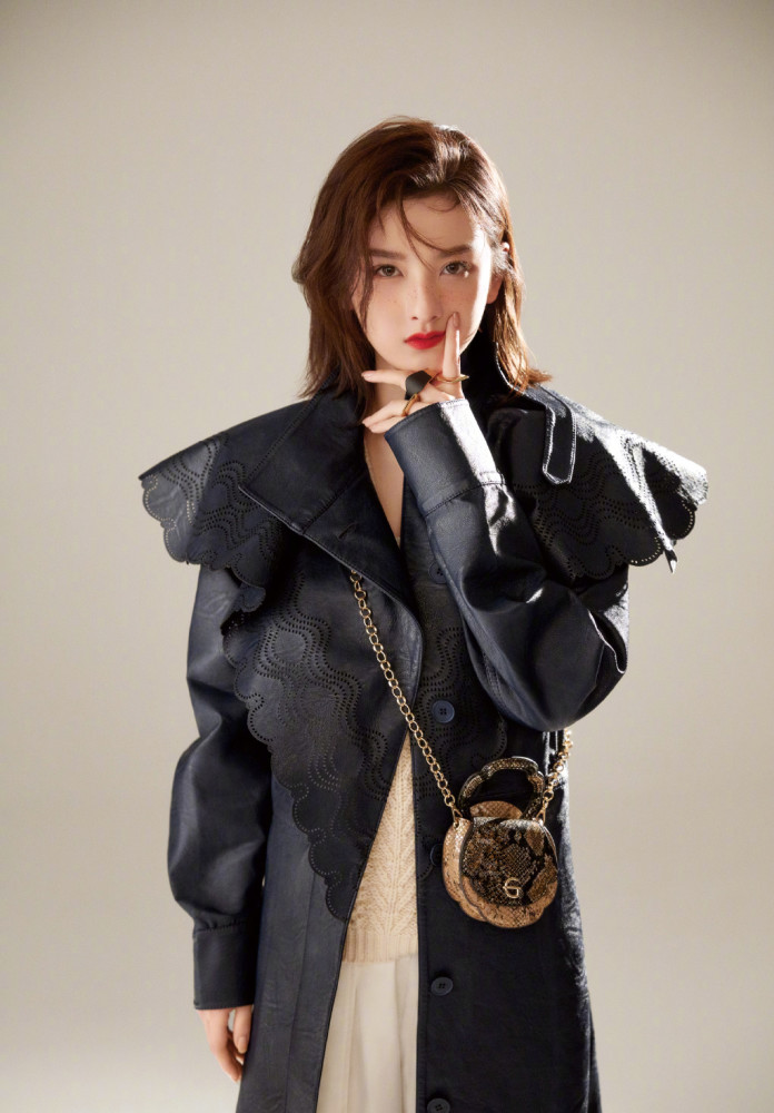 宋祖儿穿白底印花茧型裙配粉色丝袜，优雅变身复古女郎