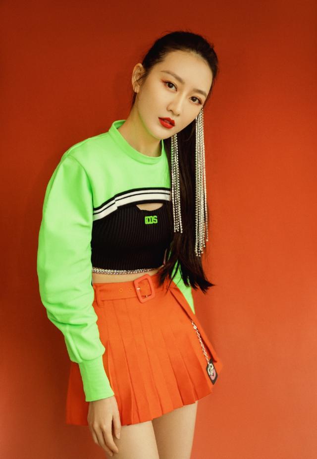 王鸥钻石链子绑腰上,“马甲线”腰身曲线太好