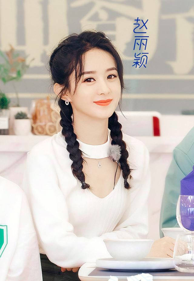赵丽颖参加综艺穿墨绿短裙满满少女感,时尚穿搭又显气质