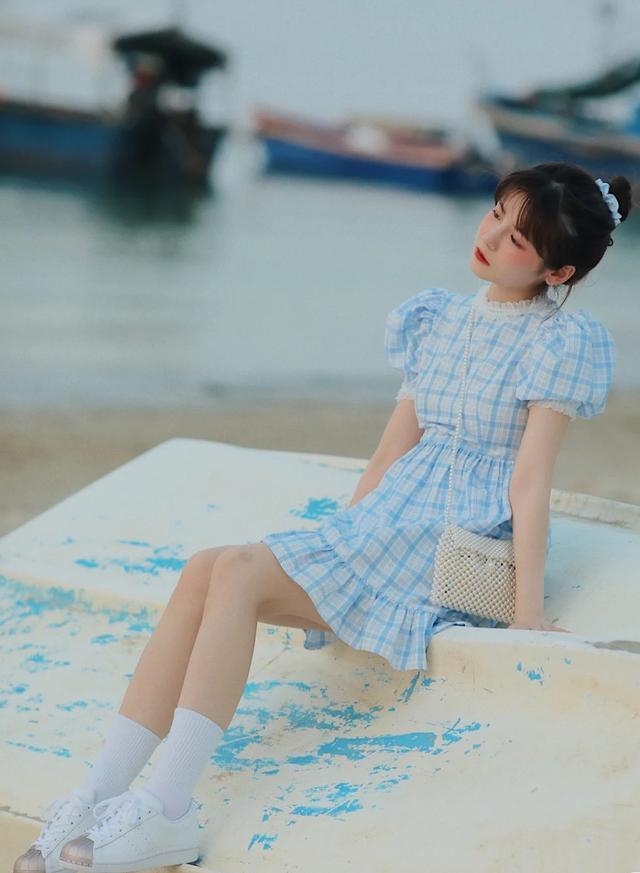 个性荷叶边是夏季搭配首选，减龄清新谁穿谁好看