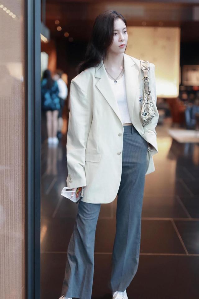 宋妍霏才是时尚IT GIRL，穿OVERSIZE西装挂个腋下包洋气十足