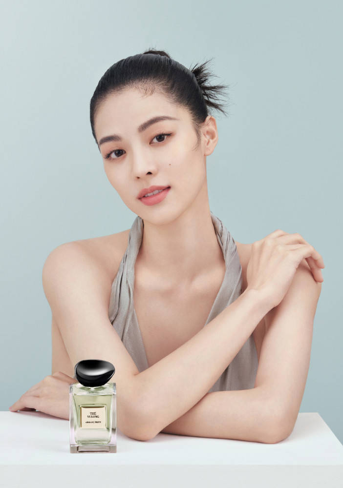 钟楚曦大V领挂脖上衣配轻纱裙,自信秀出美背太心动