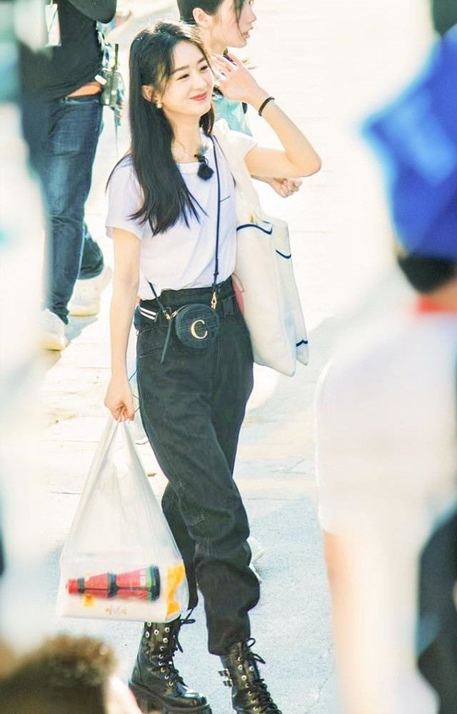 赵丽颖参加综艺穿墨绿短裙满满少女感,时尚穿搭又显气质