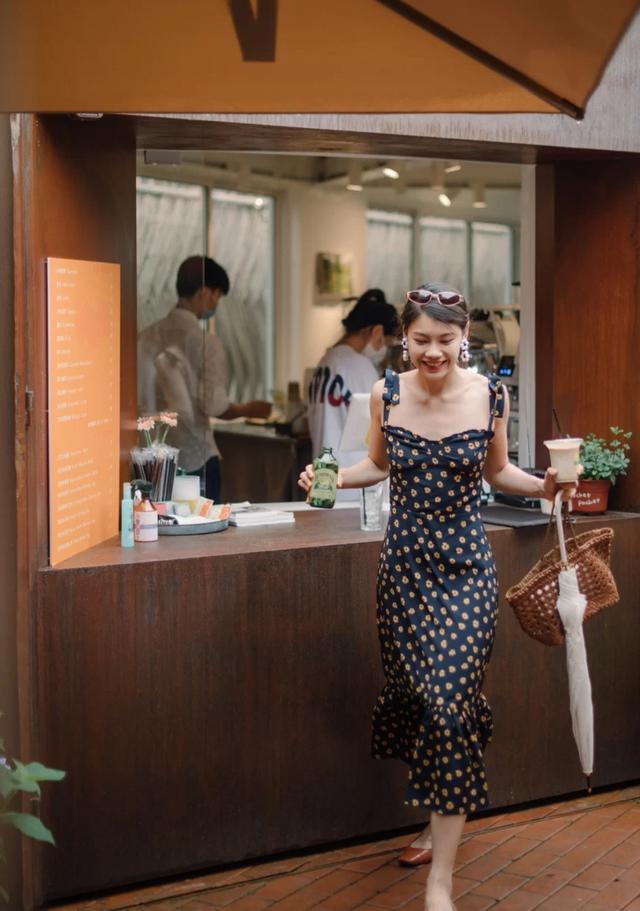 个性荷叶边是夏季搭配首选，减龄清新谁穿谁好看