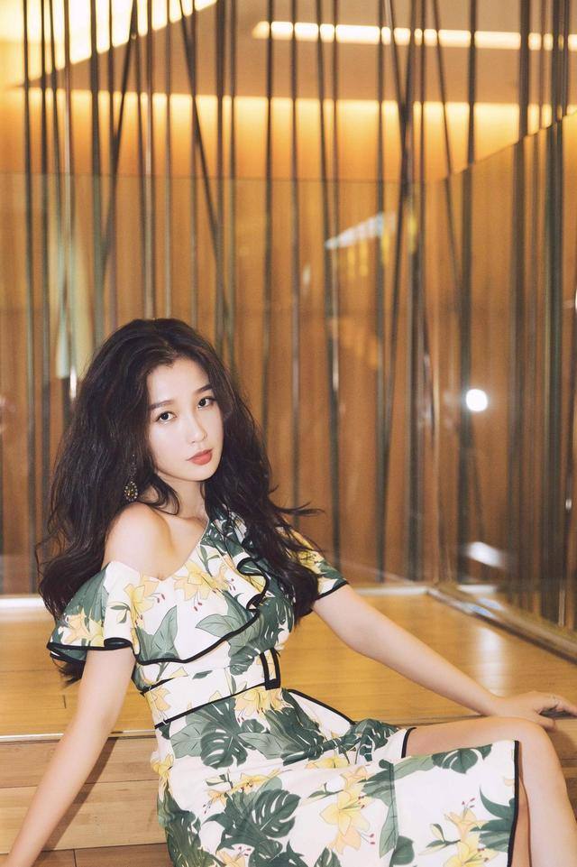 虞书欣简单穿斜肩印花连衣裙配长卷发,气质真好