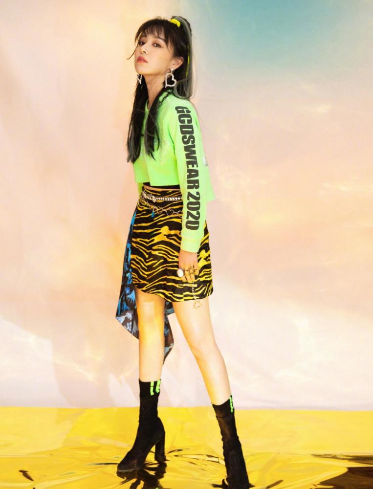 阚清子黑色宽松上衣玩起下身失踪,品牌包包时髦吸睛