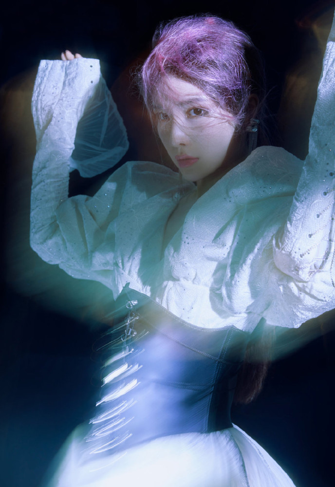 戴燕妮粉紫色发型搭配白色蛋糕裙,整个就像芭比娃娃