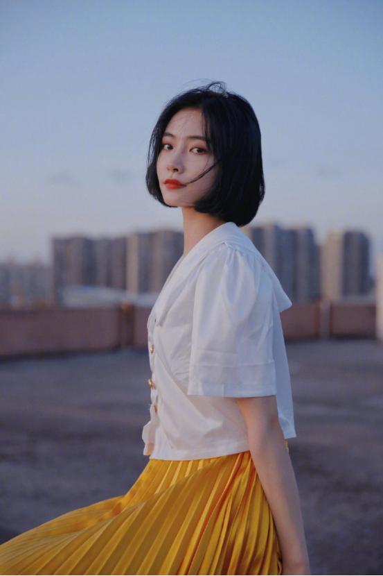 夏天和性感更配，吴宣仪的海边穿搭太吸睛，同款单品安排起来