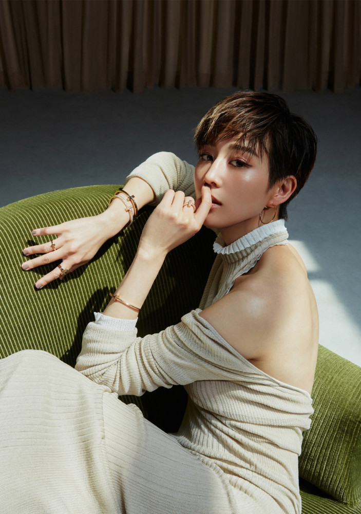 张钧甯剪短发后气质大变,搭配针织连衣裙秀美背帅气又性感