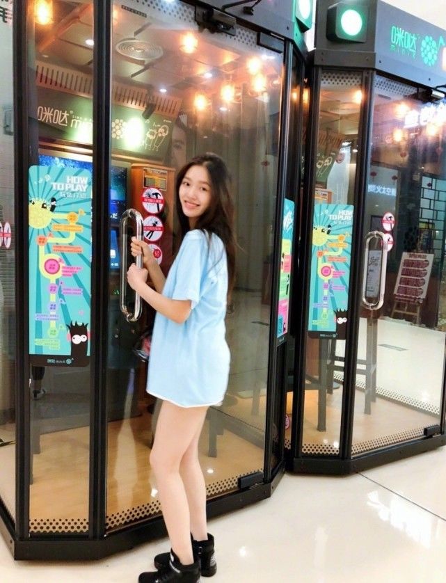 林允社交平台晒照片,穿简约T恤低调简单又甜美俏皮