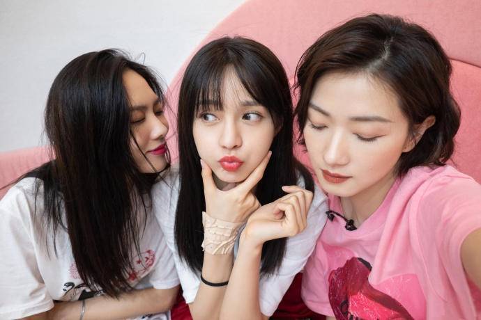 浪姐再组队，张雨绮露脐T恤秀小蛮腰，黄圣依伊能静梳小辫儿扮嫩