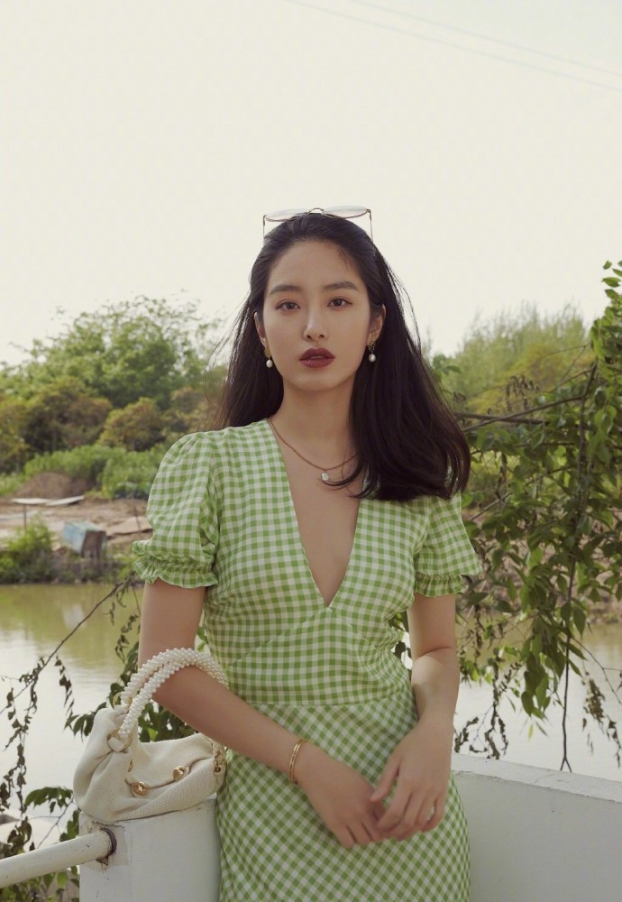 杨采钰法式风情浓郁,清纯可人的优雅女子