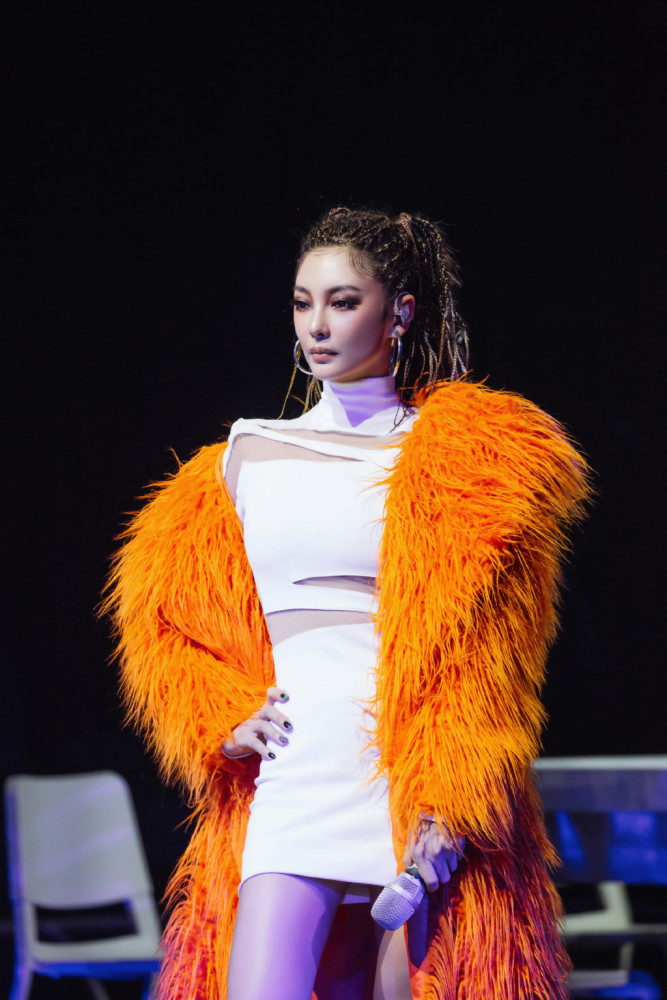 张雨绮穿透视拼接裙配橙色皮草,脚蹬椅子上性感又霸气