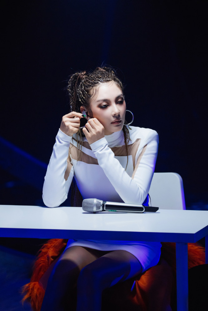 张雨绮穿透视拼接裙配橙色皮草,脚蹬椅子上性感又霸气