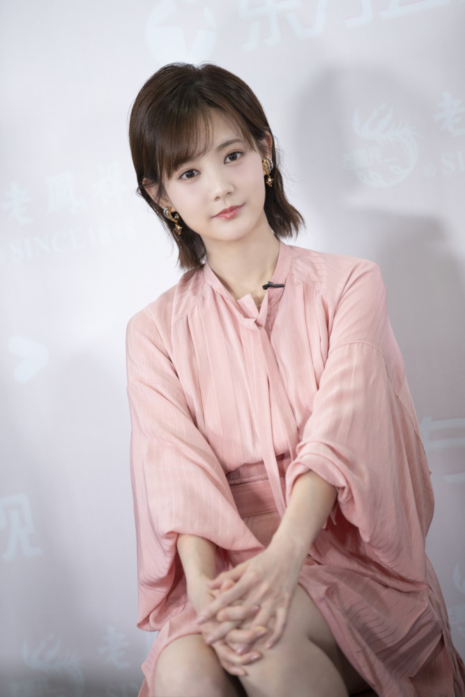 李一桐穿纯白衬衫裙出镜,配短发俏皮清纯