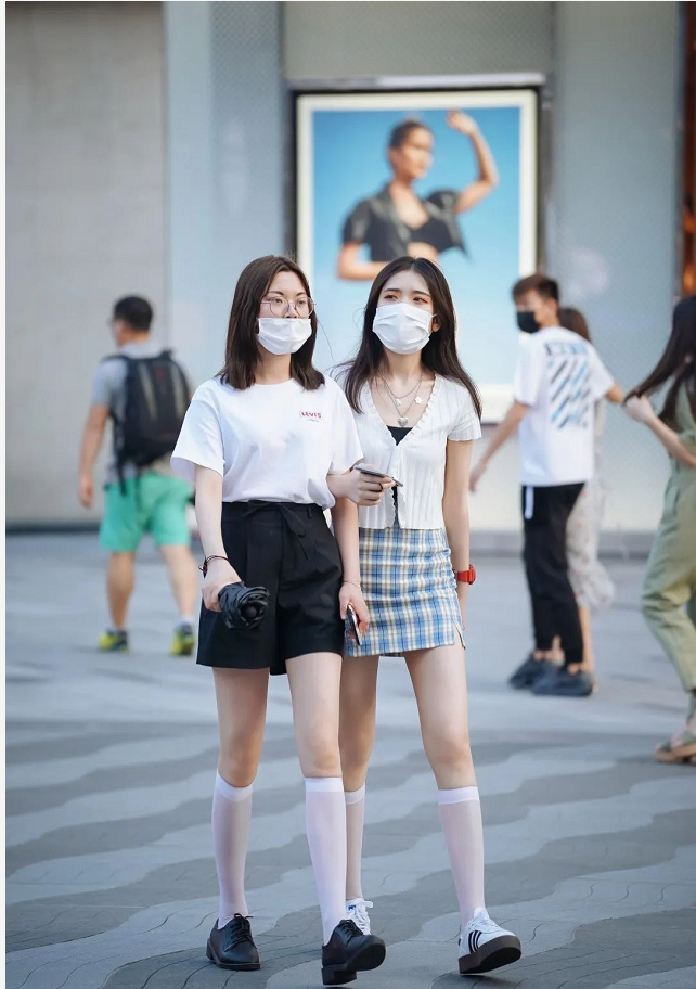 个性袜子流行成风?00后的小姐姐已经开始鼓捣自己的袜子了