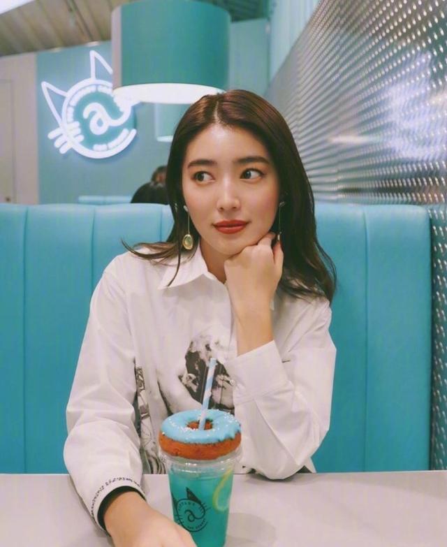 日本时尚博主CHIEMI示范复古大方潮搭，性感又迷人