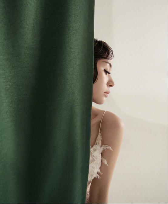 王子文“小鸟身材”正流行,玲珑娇小让人十分喜爱