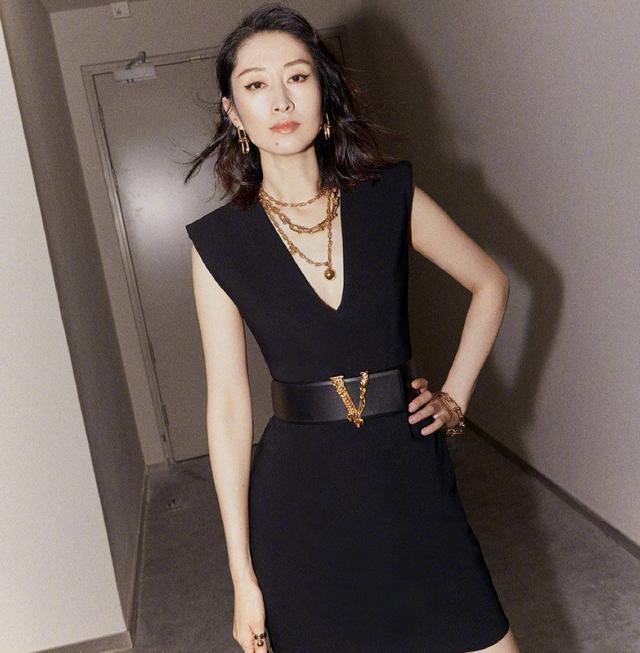 今年夏天流行的“纯欲风”怎么穿?看看这3款裙子,又纯又撩人