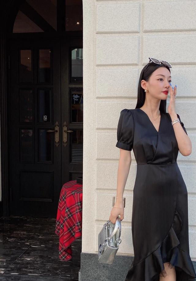 个性荷叶边是夏季搭配首选，减龄清新谁穿谁好看