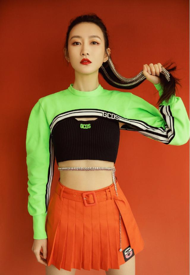 王鸥钻石链子绑腰上,“马甲线”腰身曲线太好