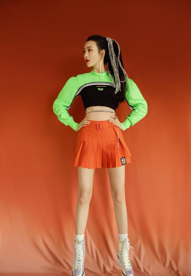 王鸥钻石链子绑腰上,“马甲线”腰身曲线太好