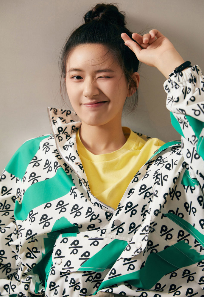 赵露思穿休闲装绑丸子头,绿配黄造型好活力