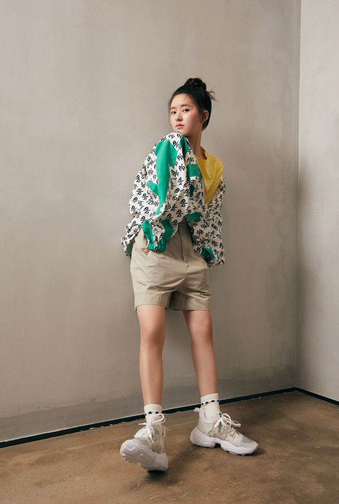 赵露思穿休闲装绑丸子头,绿配黄造型好活力