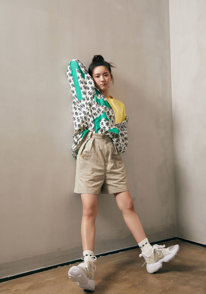 赵露思穿休闲装绑丸子头,绿配黄造型好活力